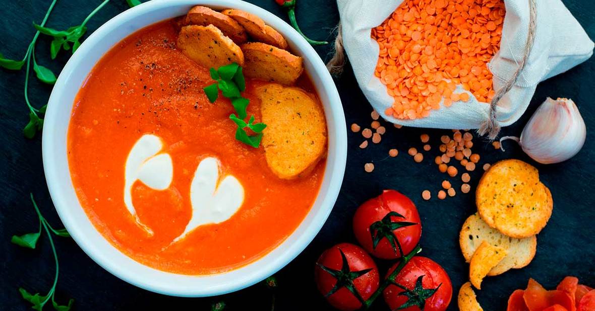 Un cuenco con puré, tostones y dos corazones dibujados, una comida sana y presentada de forma apetitosa, lo mejor para abrir el apetito de una persona mayor