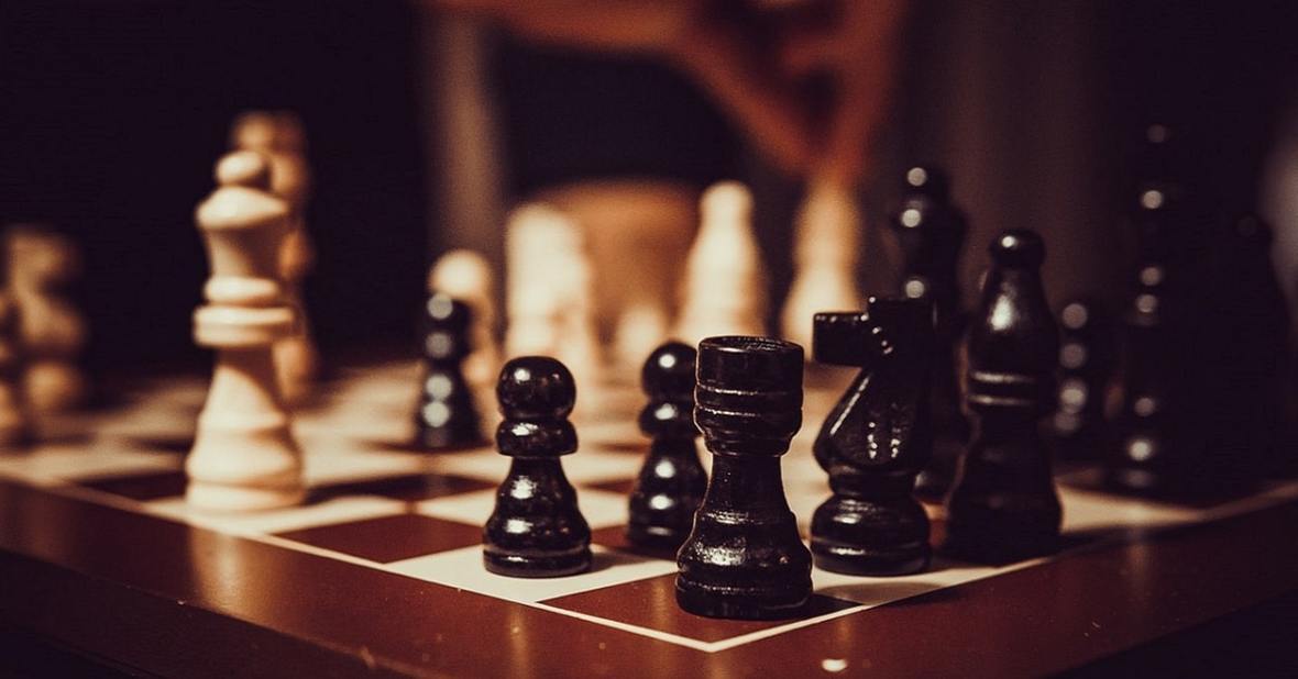 Imagen de un tablero de ajedrez, un juego de psicomotricidad para personas mayores que puede hacerse en casa