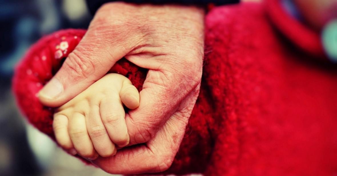 Nieto paseando de la mano de su abuelo