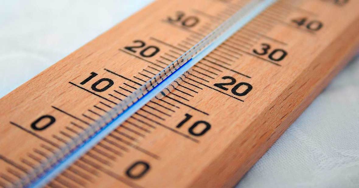Termómetro marcando un poco más de 20Cº, la temperatura adecuada para la habitación de una persona mayor encamada