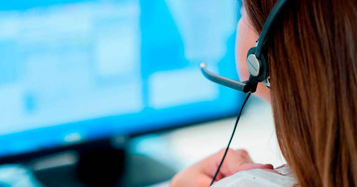 Trabajadora del servicio de teleasistencia atendiendo una llamada de un usuario