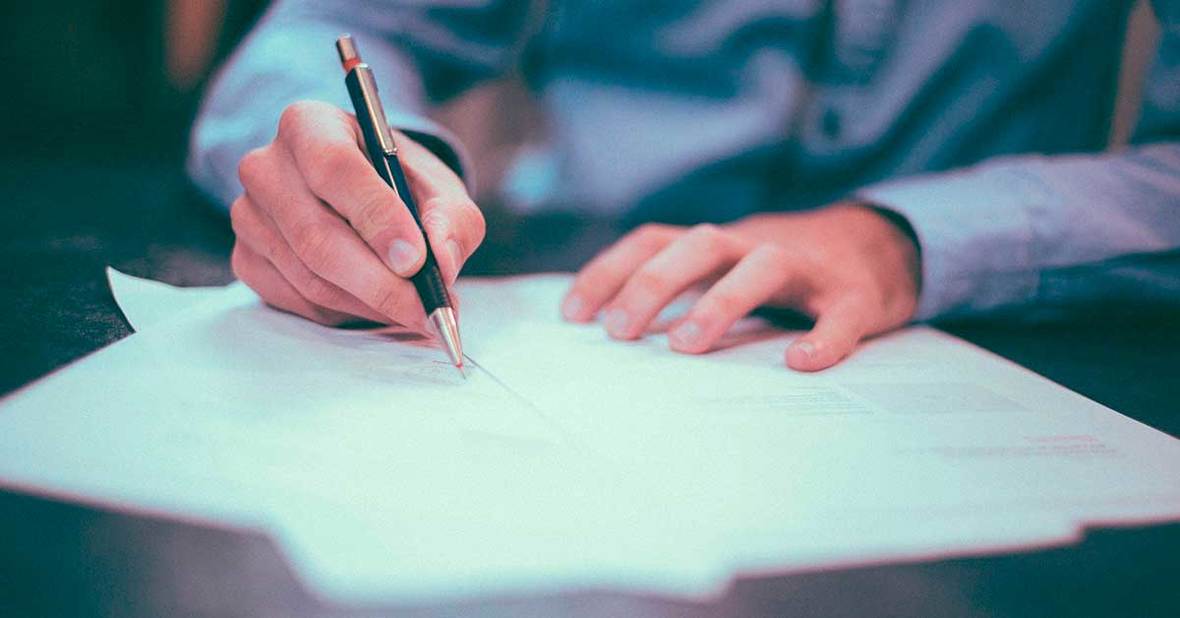 Persona rellenando papeles para solicitar ayudas para la dependencia en Madrid