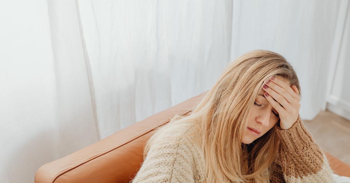 Mujer que sufre dolor de cabeza
