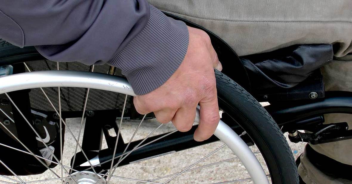 Persona dependiente sentada en una silla de ruedas