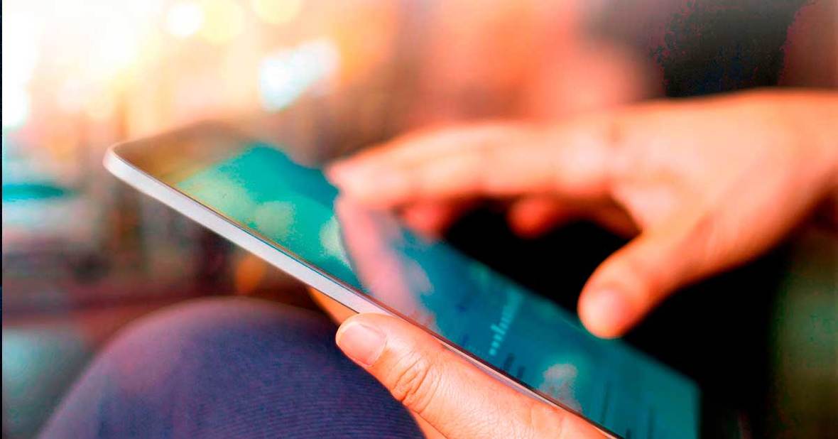 Persona utilizando el teléfono móvil para consultar qué regalar a una persona mayor