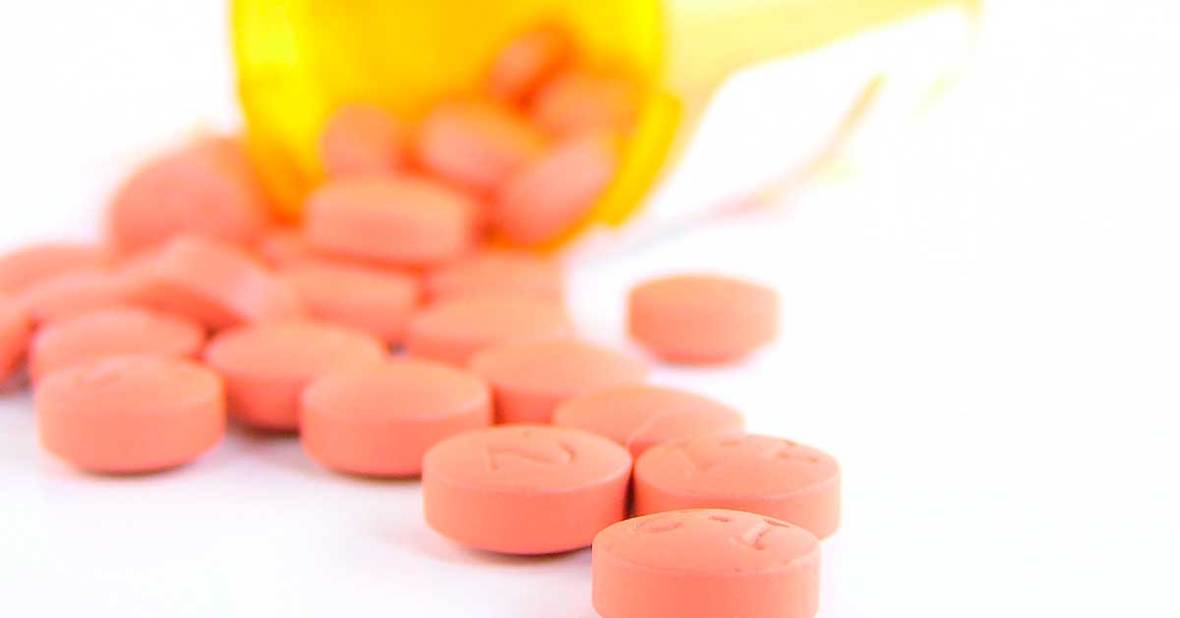 Saco volcado de pastillas que se usan para el tratamiento del alzhéimer