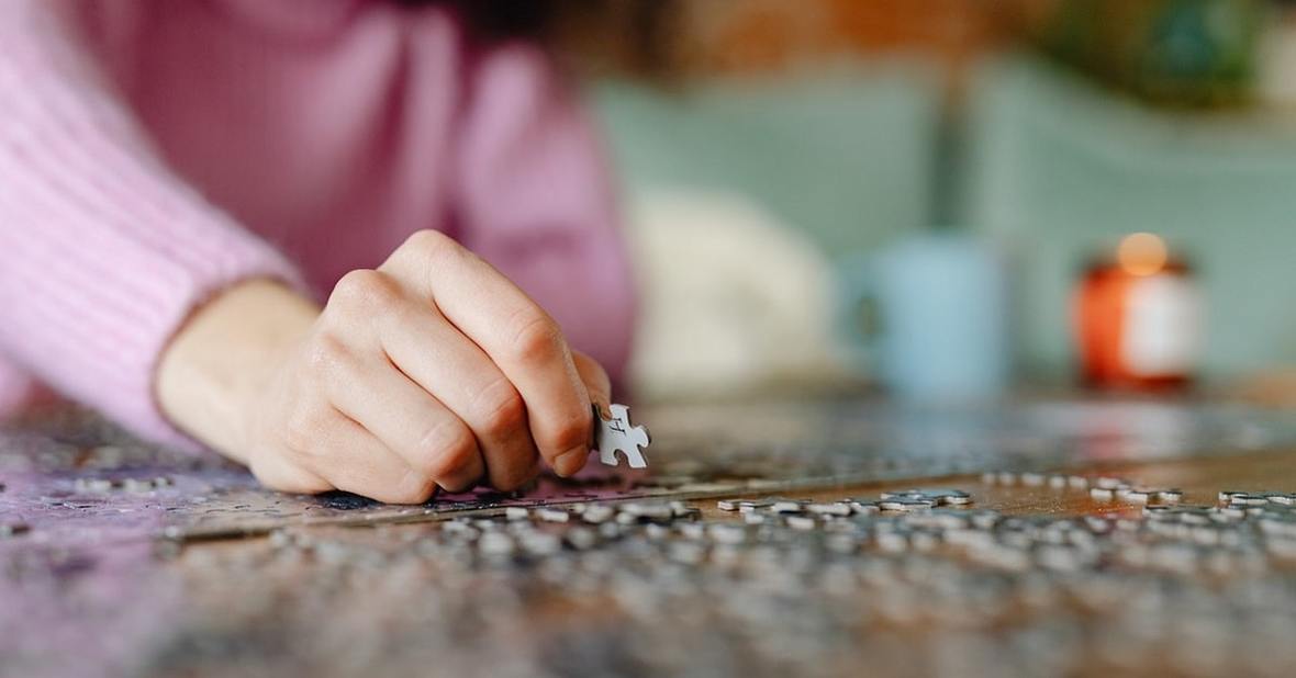 Persona haciendo un puzzle