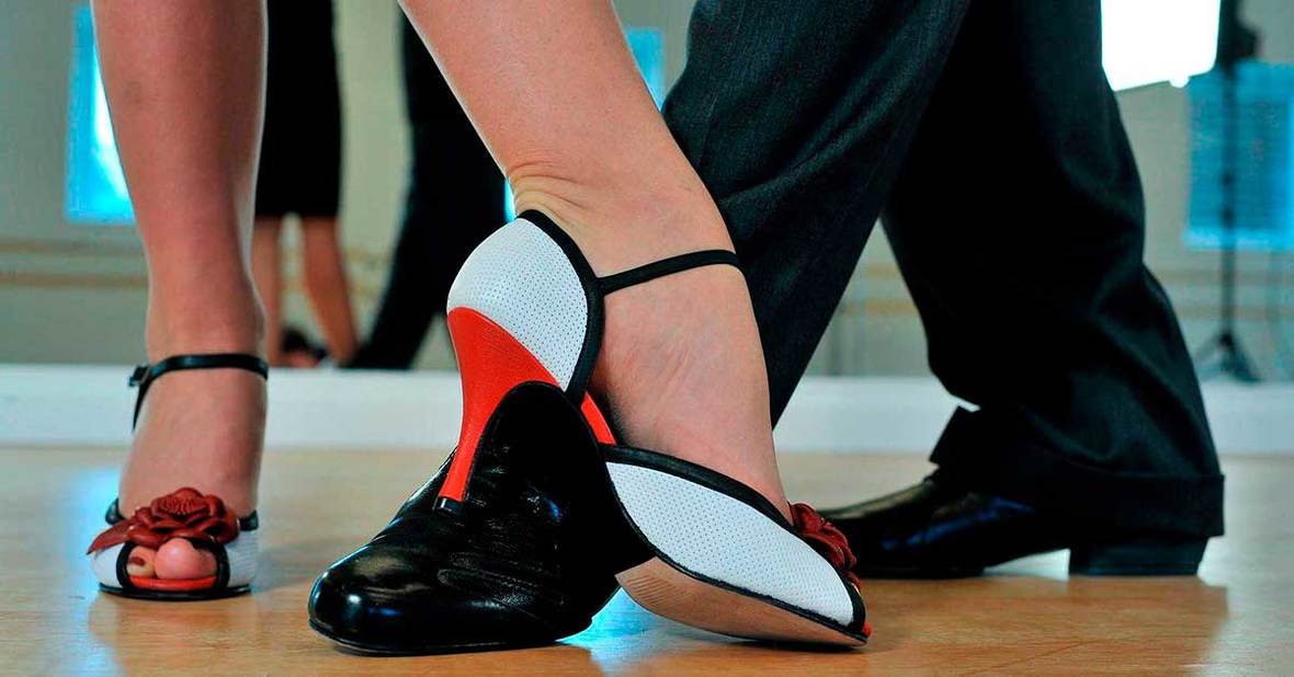 Dos personas bailando un tango, un tipo de baile con muchos beneficios para personas mayores