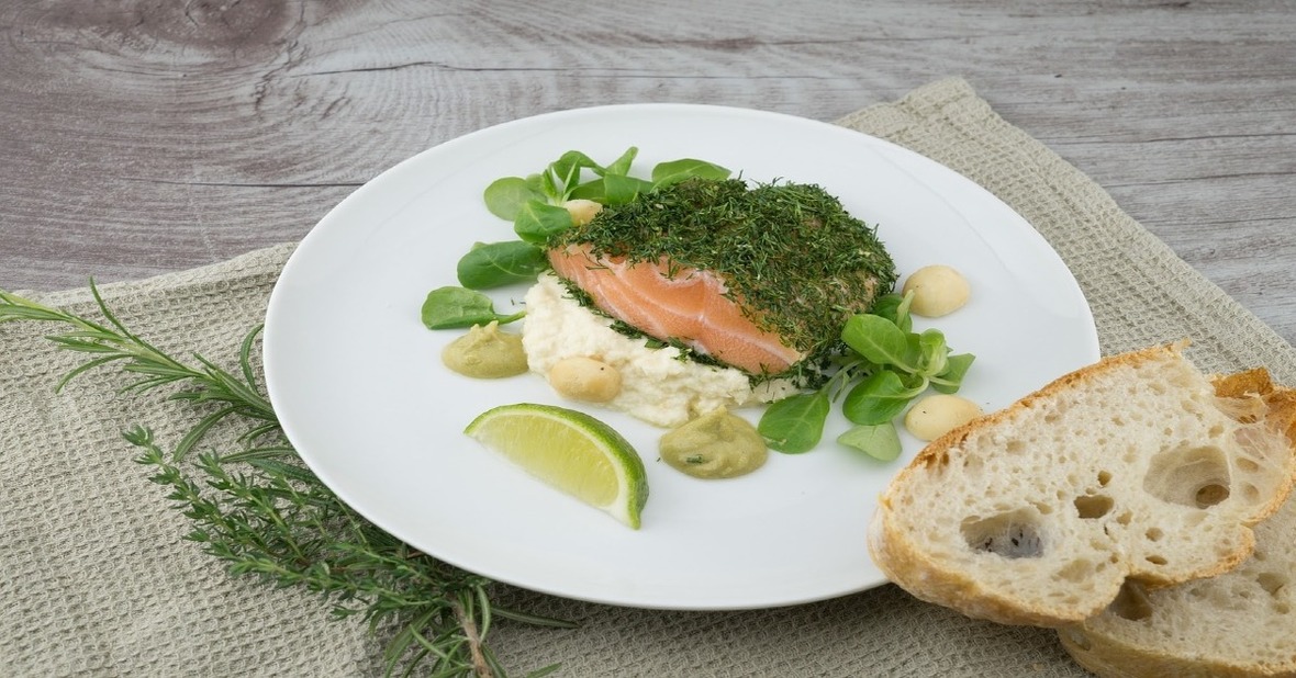 Plato de salmón presentado de forma apetecible por si un anciano no quiere