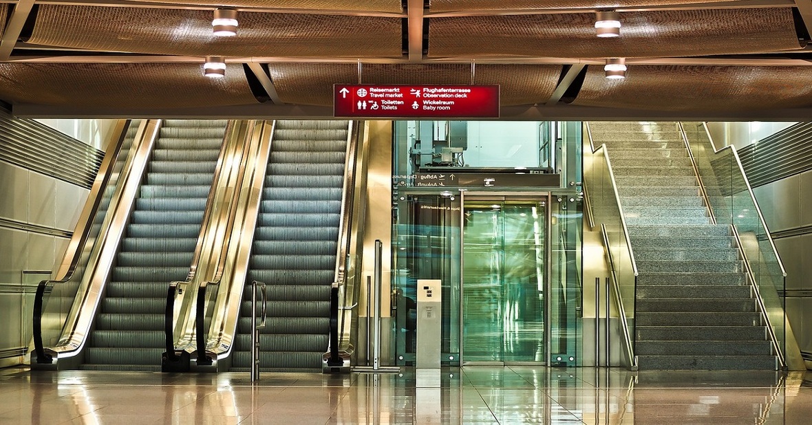 Ascensor en una estación de metro para personas en silla de ruedas que no pueden subir por las escaleras mecánicas