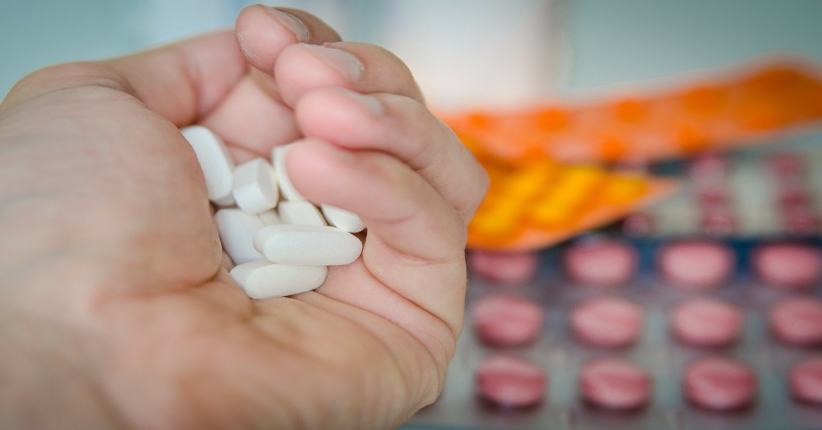 Blísters y mano con medicamentos, una de las posibles causas de la hiporexia en ancianos