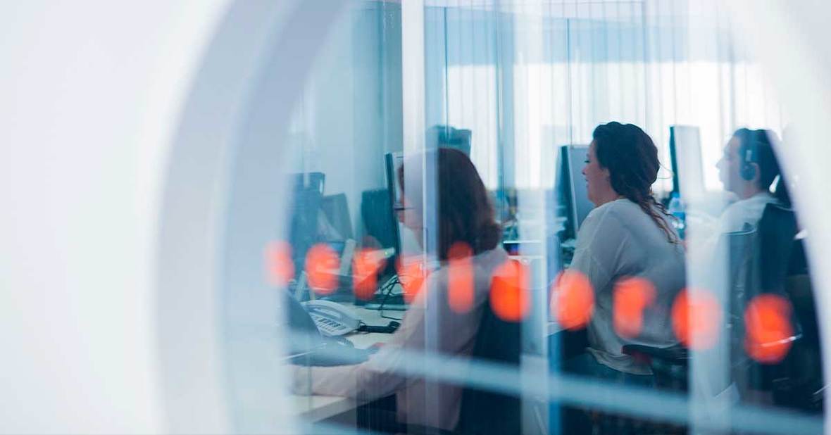 Tres mujeres trabajando en una oficina de teleasistencia en Andalucía