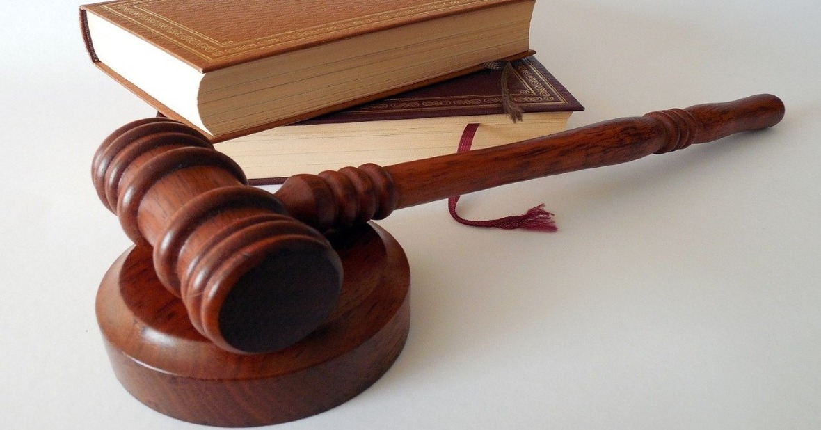 Libros de derecho y un mazo de juez, quien debe decretar el ingreso de un anciano en una residencia pública si este no puede dar su consentimiento