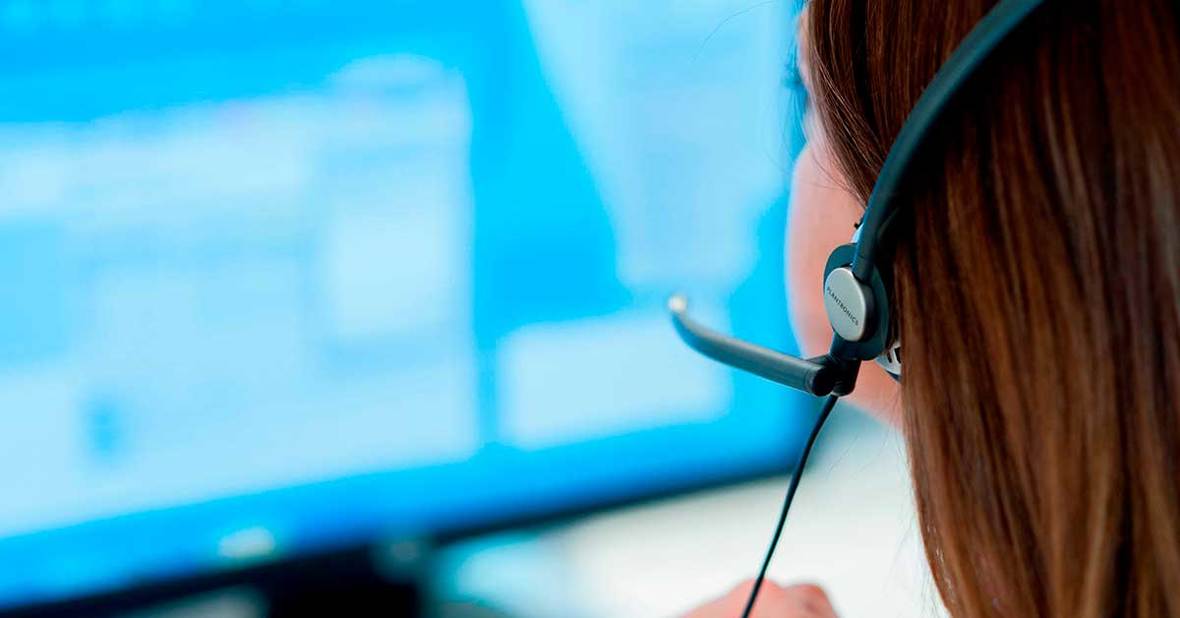 Trabajadora atendiendo la llamada de una persona interesada en solicitar el servicio de teleasistencia