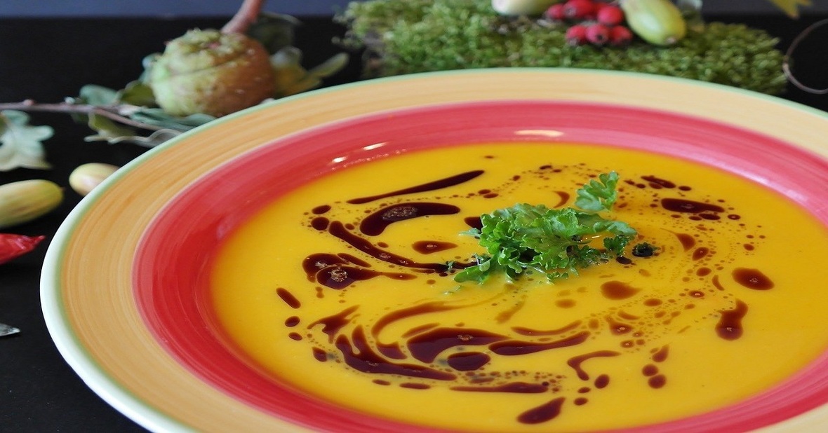 Plato de puré de calabaza, una buena opción de comida para personas mayores sin dientes