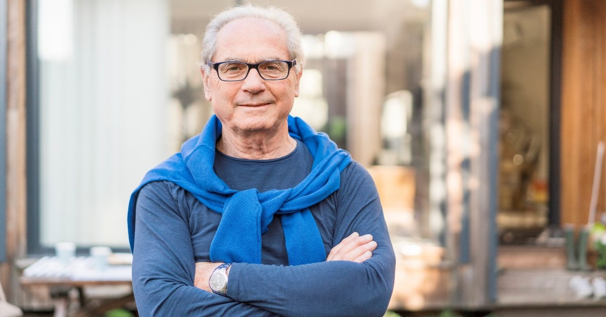 Imagen de un hombre con más de 65 años, que no se considera una persona mayor, sonriendo.
