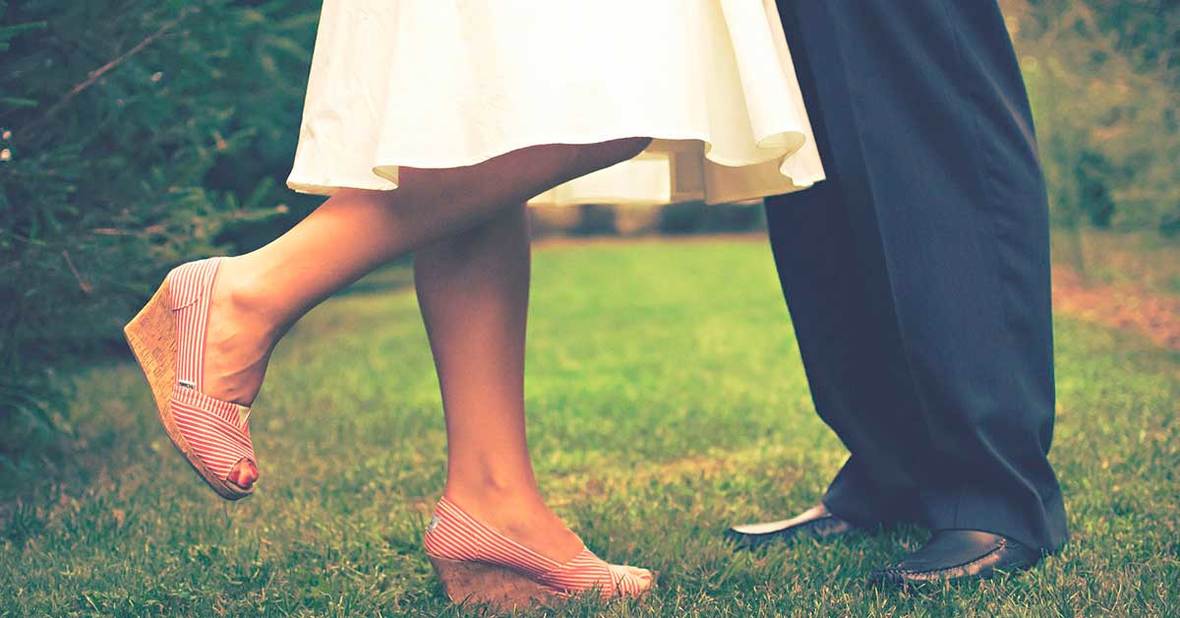 Una pareja de personas mayores bailando y manteniéndose activos en la tercera edad