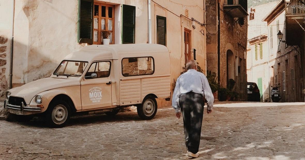 Hombre mayor que sufre de desorientación andando solo por las calles de su pueblo