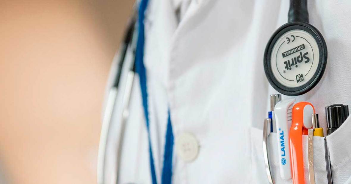 Imagen de la bata de un médico especializado en el diagnóstico de alzhéimer